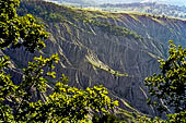 Nelle terre di Matilde - l anfiteatro calanchivo che circonda la rocca di Canossa. 